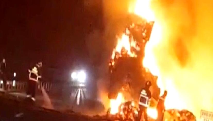 Çanakkale-Biga Karayolu’nda Saman Yüklü TIR Yangını Çanakkale-Biga Karayolu'nda meydana gelen saman yüklü TIR yangını, yol güvenliğini