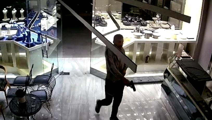 Çankaya’da Kuyumcuya Silahlı Soygun: 1 Milyon Lira Değerinde Altın Çalındı Çankaya'da gerçekleşen silahlı soygun, kuyumcudan 1 milyon lira değerinde altın