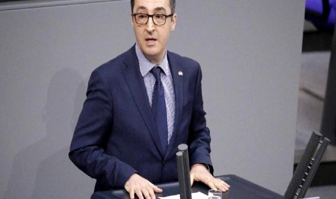 Cem Özdemir, Baden-Württemberg’de Başbakan Adaylığını Duyurdu Cem Özdemir, Baden-Württemberg'de başbakan adaylığını duyurarak siyasi kariyerinde yeni bir