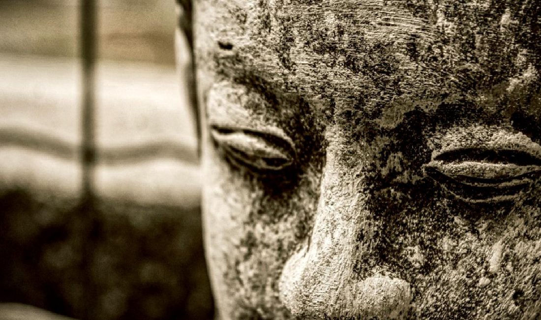 Çin Hisse Senedi Piyasalarında Keskin Düşüş Çin hisse senedi piyasalarında yaşanan keskin düşüş, yatırımcıları endişelendiriyor. Ekonomik