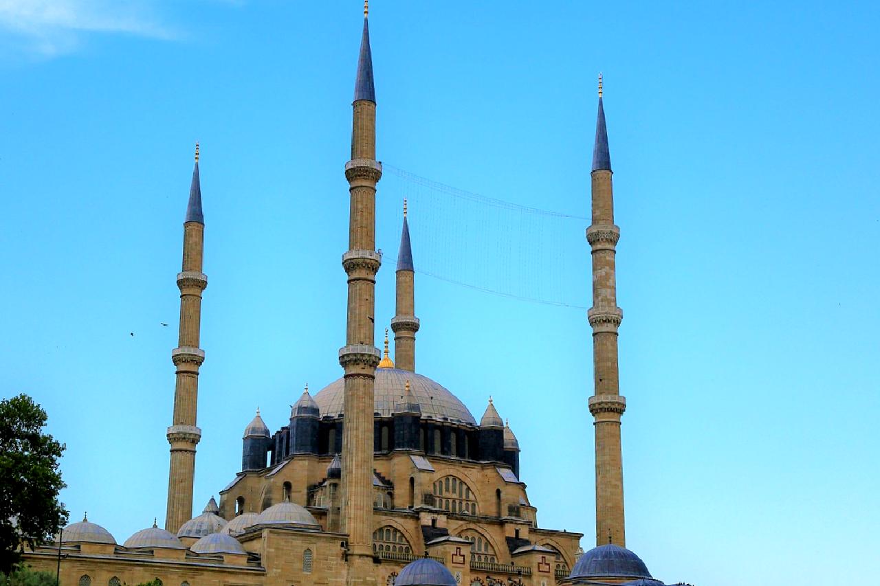 Edirne'de düzensiz göçmenlere yönelik gerçekleştirilen operasyonlar, bölgedeki güvenlik önlemlerini artırırken,