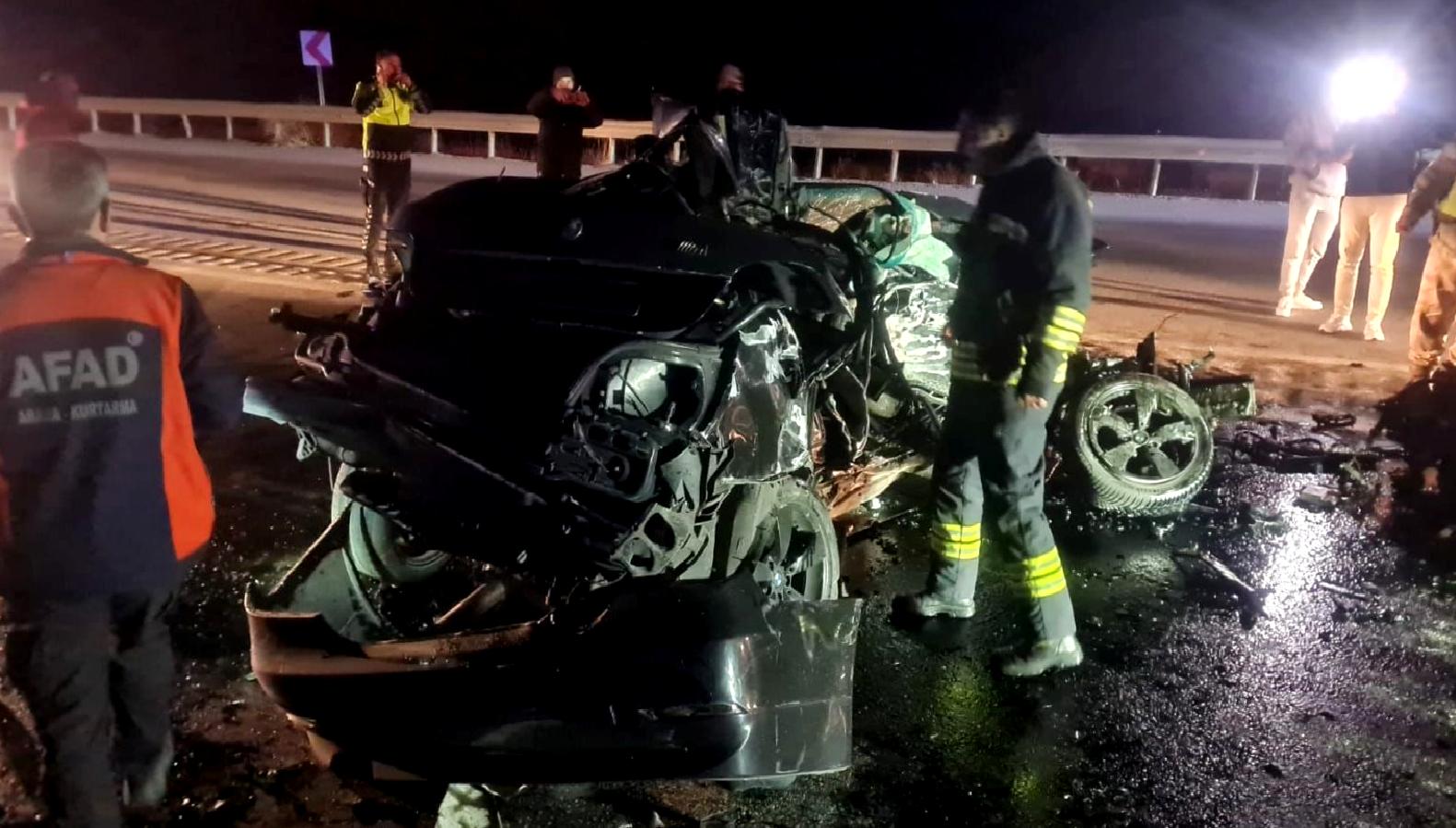 Erzincan-Sivas karayolunda meydana gelen feci trafik kazasında çok sayıda araç