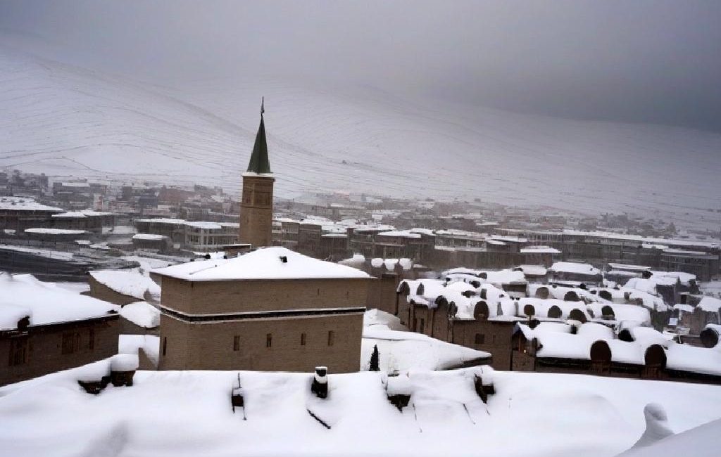Erzurum’da Yoğun Kar Yağışı Ulaşımı Olumsuz Etkiledi Erzurum'da etkili olan yoğun kar yağışı, ulaşımda ciddi aksamalara yol