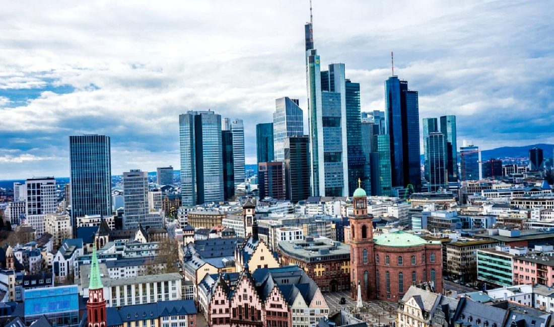 Euro’nun Dolar Karşısında Düşüş Beklentisi Euro'nun Dolar karşısında düşüş beklentisi, yatırımcılar için önemli bir konu.