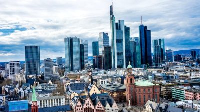 Euro'nun Dolar karşısında düşüş beklentisi, yatırımcılar için önemli bir konu.