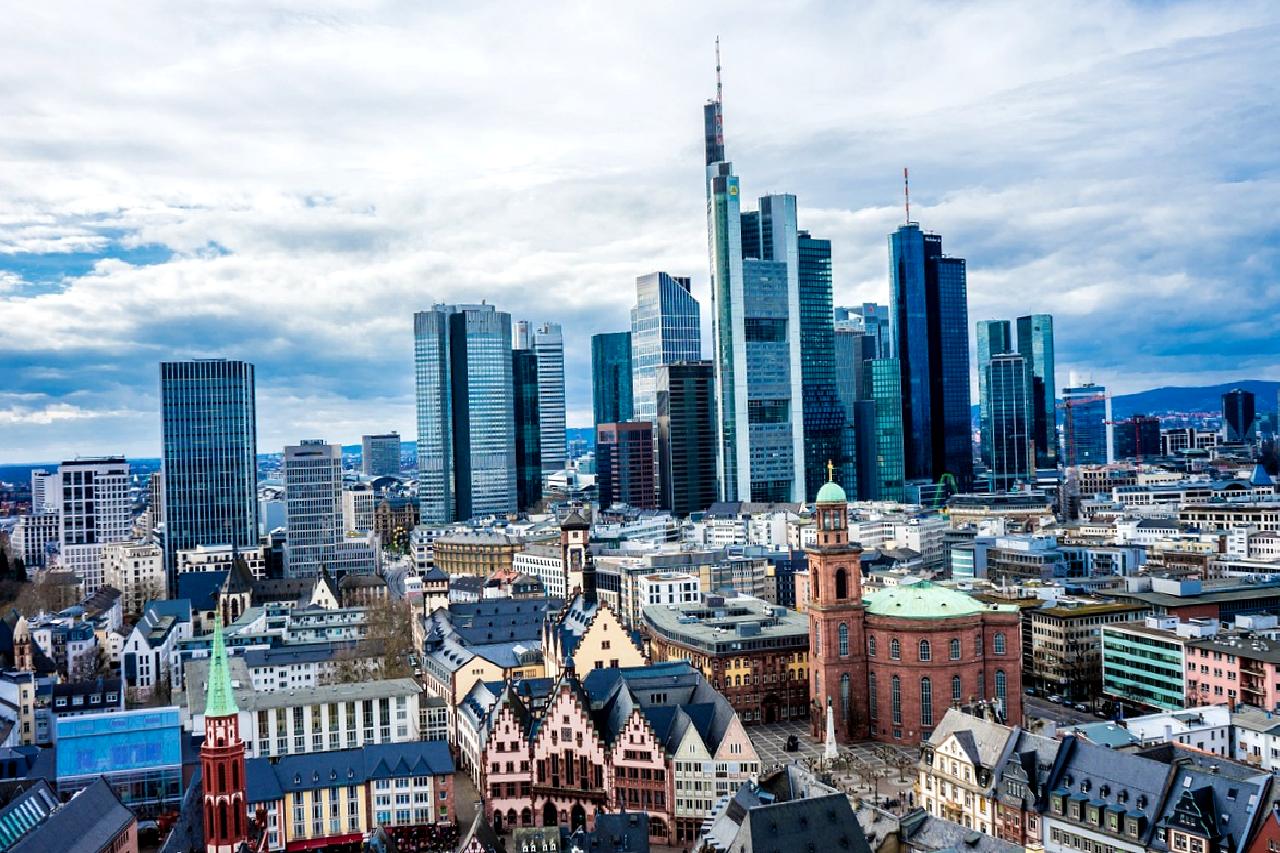 Euro'nun Dolar karşısında düşüş beklentisi, yatırımcılar için önemli bir konu.