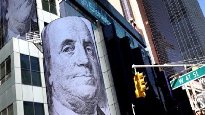 Euro'nun Dolar karşısındaki performansını ve ekonomik verilerin etkisini derinlemesine inceleyin.