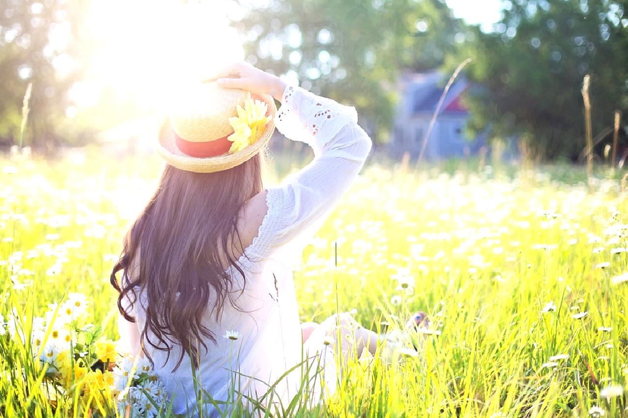 Genç kadın, boşanma sürecinin zorluklarıyla başa çıkarken, hayatındaki değişimlere karşı