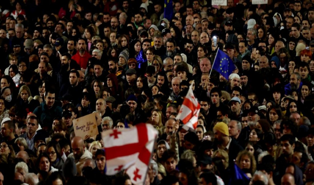 Gürcistan’da Seçim Sonrası Siyasi Kriz ve Gösteriler Gürcistan'da seçim sonrası yaşanan siyasi kriz ve artan gösteriler, ülkenin