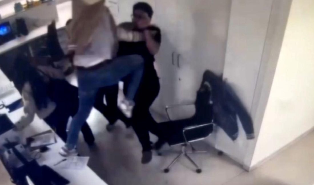 Hastanede Şiddet Olayı: Doktora Saldırı Hastanede yaşanan şiddet olayları, sağlık çalışanlarının güvenliğini tehdit ediyor. Doktora