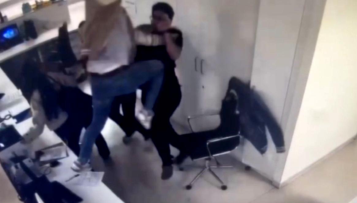 Hastanede yaşanan şiddet olayları, sağlık çalışanlarının güvenliğini tehdit ediyor. Doktora