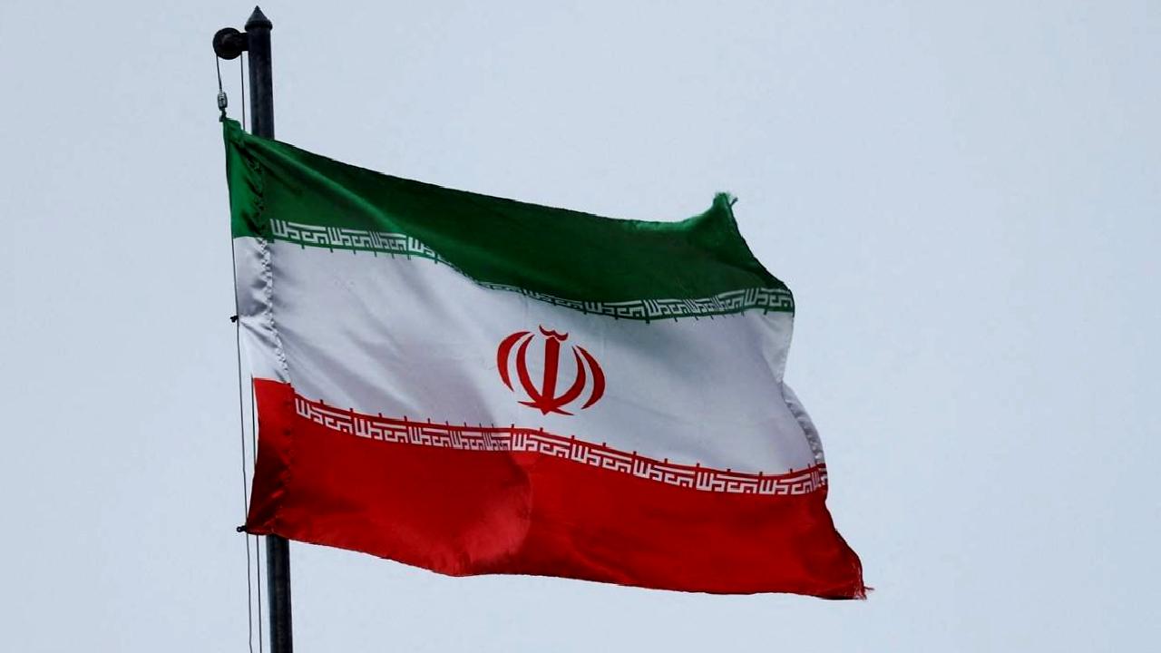 İran, İsrail saldırıları sonucunda 4 askerini kaybetti. Bu olay, bölgedeki