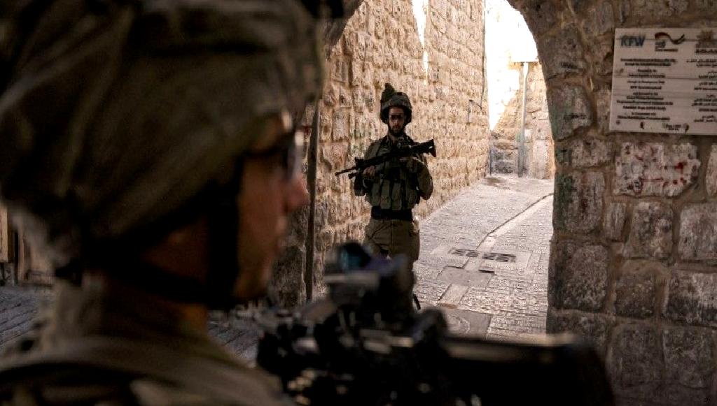 İsrail ordusunun canlı kalkan uygulamalarını mercek altına alan bu içerik,