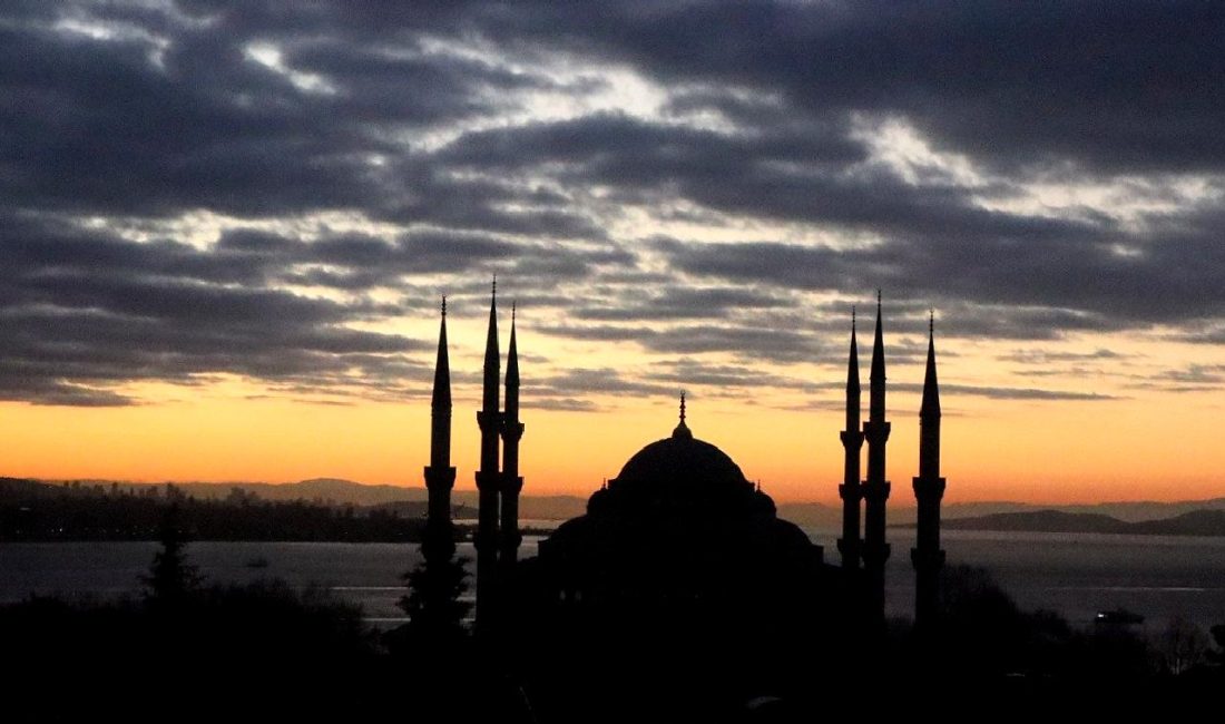 İstanbul Eyüpsultan’da Trajik Kaza: 17 Yaşındaki Sürücünün Kaçışı İstanbul Eyüpsultan'da meydana gelen trajik kazada, 17 yaşındaki sürücünün olay