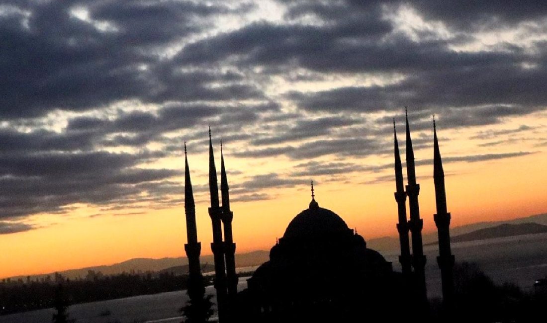 İstanbul Pendik'te meydana gelen çatı yangını, itfaiye ekiplerinin iki saat