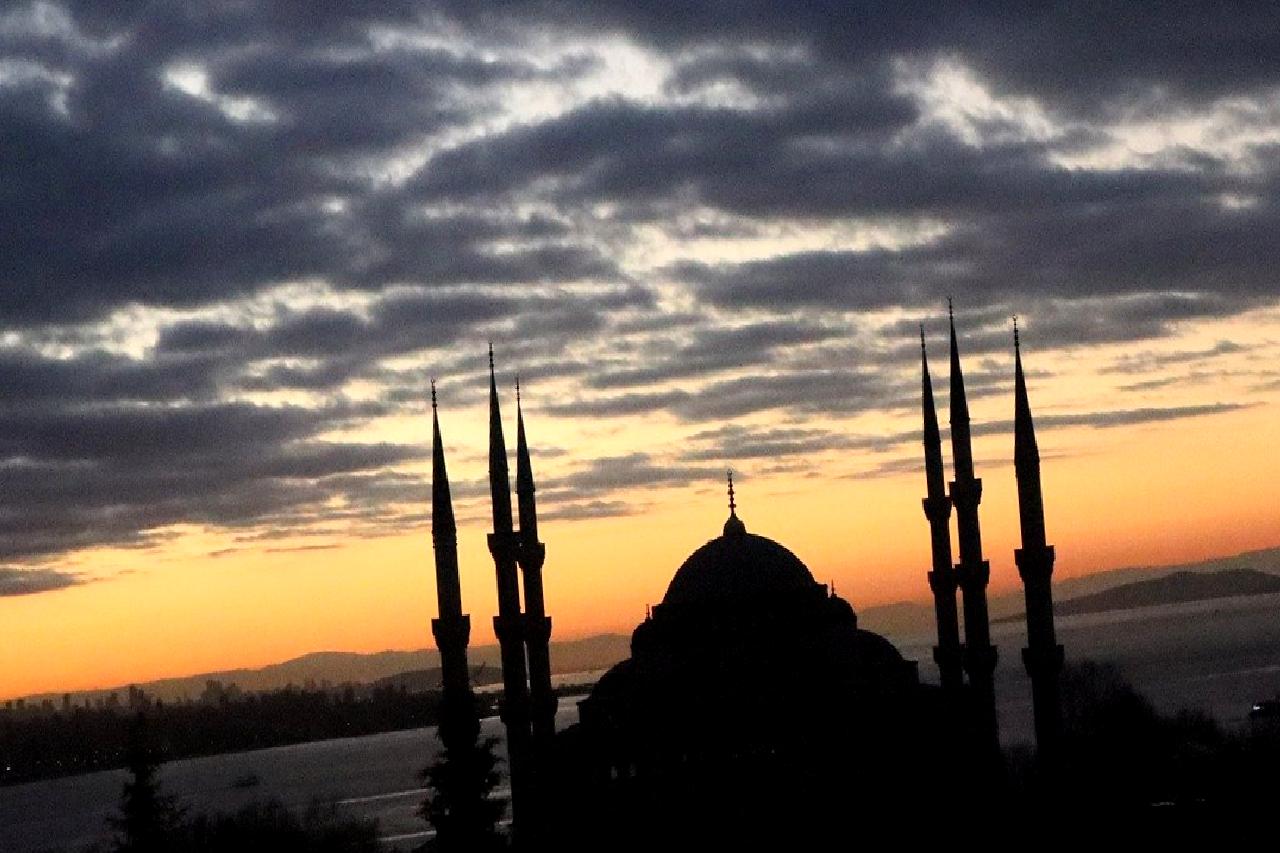 İstanbul Pendik'te meydana gelen çatı yangını, itfaiye ekiplerinin iki saat