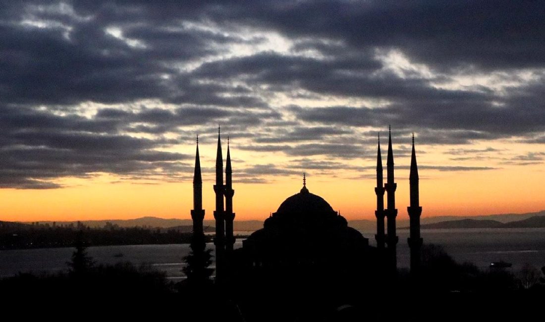 İstanbul'da etkili olan sağanak yağışlar, günlük yaşamı olumsuz etkiliyor. Trafik