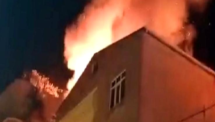 İstasyon Mahallesi’nde Çatı Yangını Kontrol Altına Alındı İstasyon Mahallesi'nde meydana gelen çatı yangını, itfaiye ekiplerinin hızlı müdahalesiyle