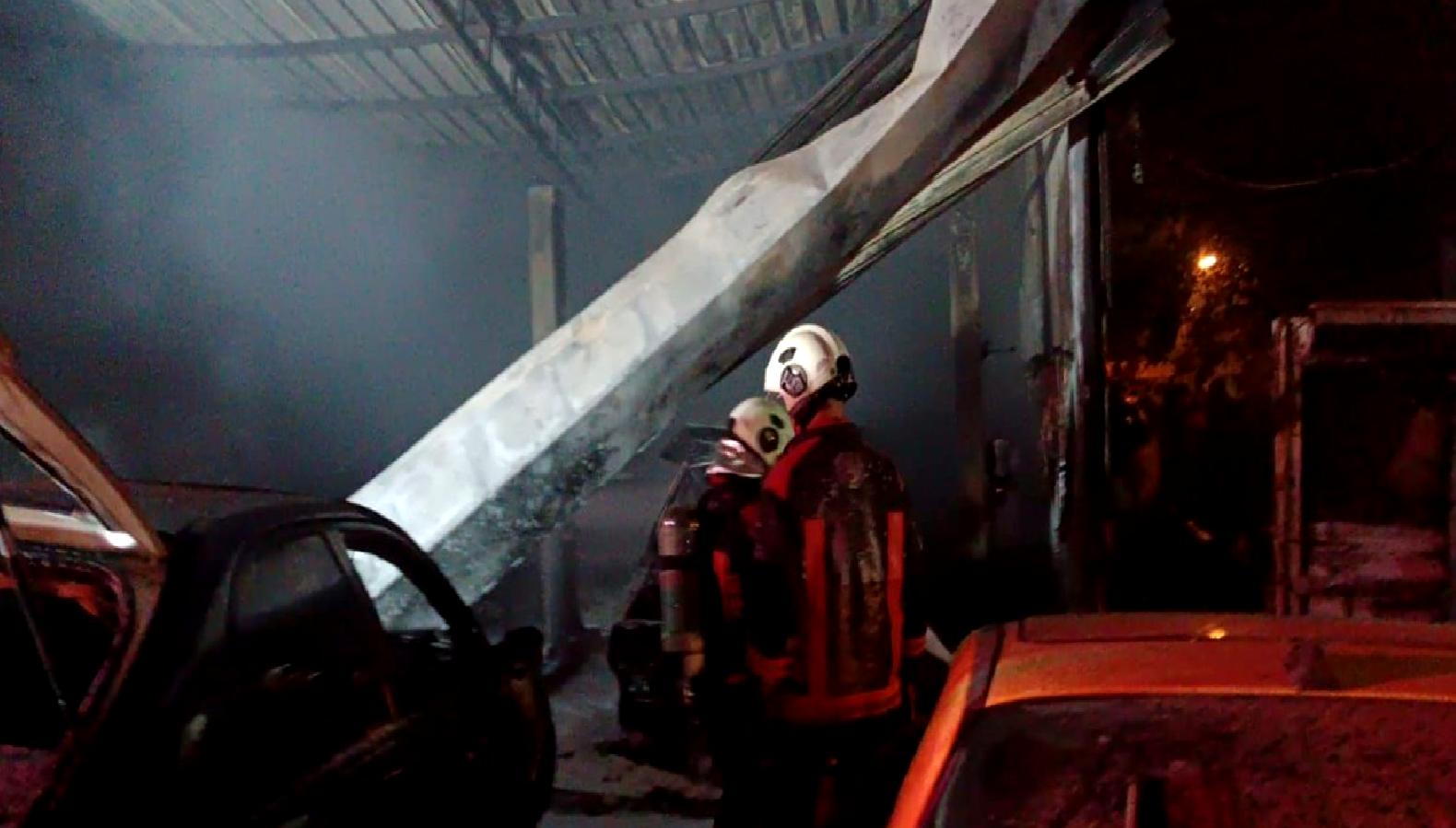 Küçük Sanayi Sitesi'nde bir oto tamircisi yangın çıkardı. Yangın, çevredeki