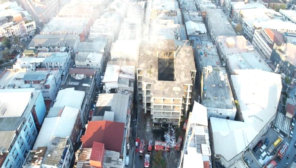 Maltepe’de İş Merkezinde Yangın Olayı Maltepe'deki bir iş merkezinde meydana gelen yangın olayı, çevre sakinlerini