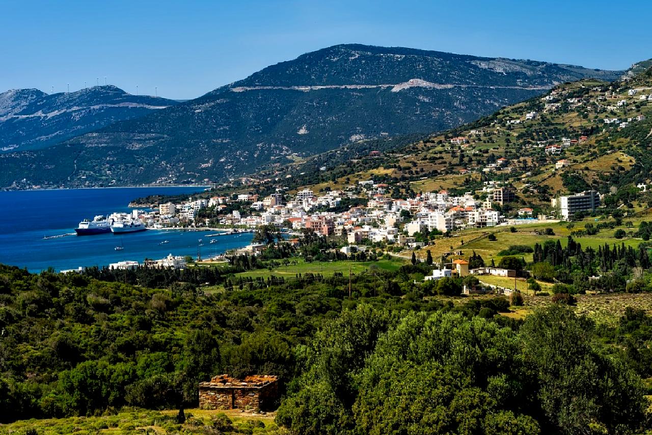 Marmaris'te kaçak yapı soruşturması kapsamında, yetkililer şüphelileri araştırıyor. Bu süreçte