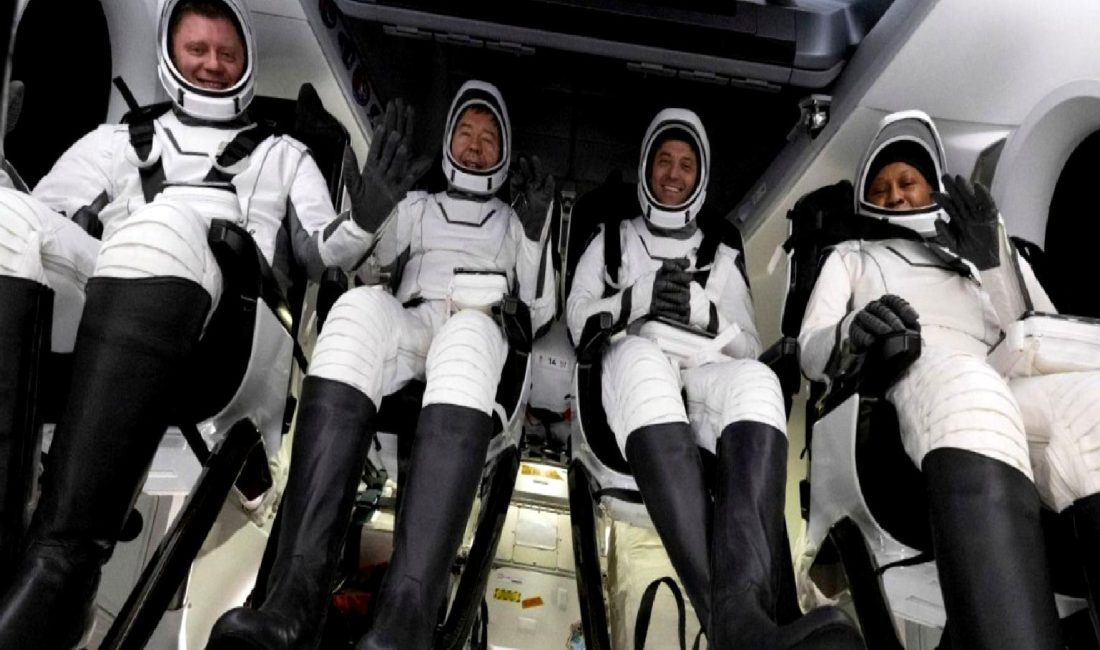 NASA’nın Crew-8 Mürettebatı Dünya’ya Döndü NASA'nın Crew-8 mürettebatı, başarılı bir uzay görevinden sonra Dünya'ya döndü.