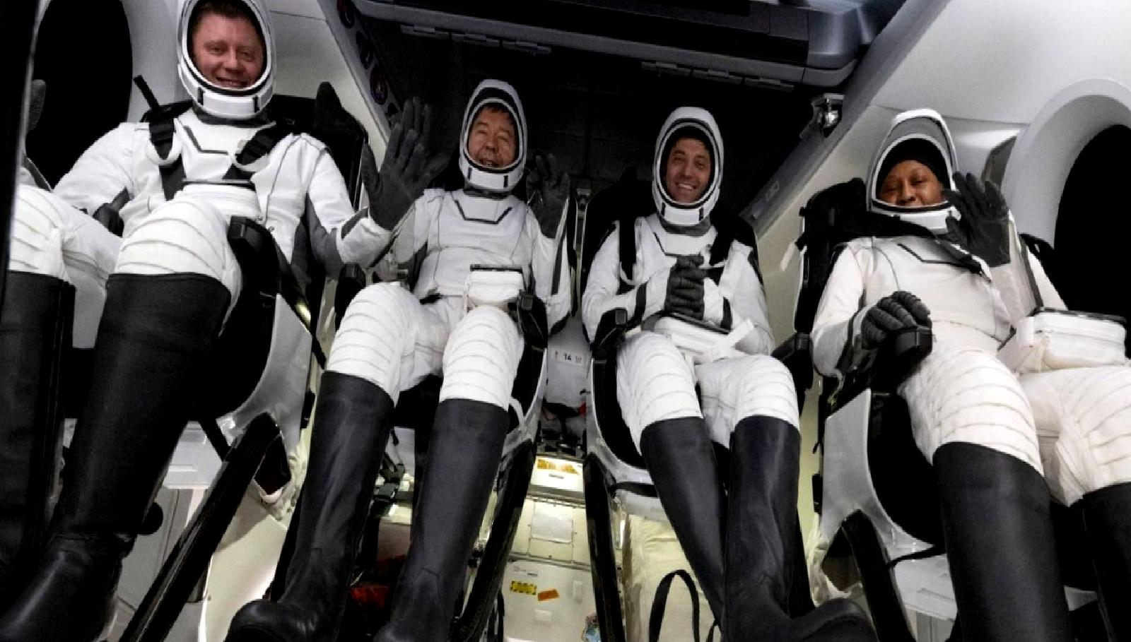 NASA'nın Crew-8 mürettebatı, başarılı bir uzay görevinden sonra Dünya'ya döndü.