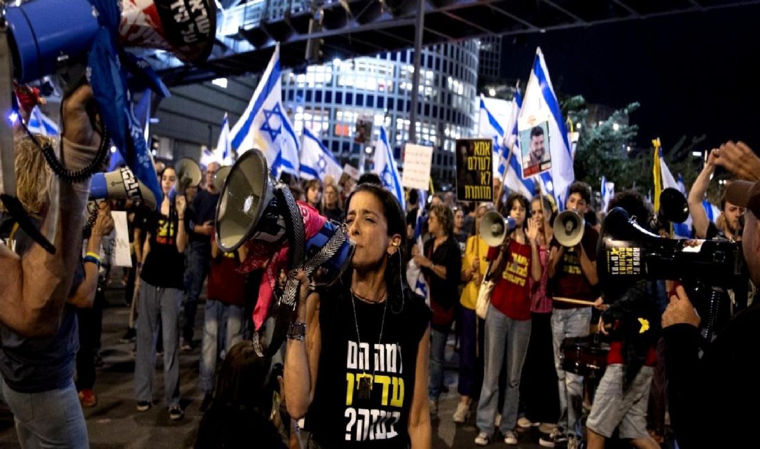 Netanyahu’nun Müzakere İnisiyatifi ve Esir Ailelerinin Tepkileri Netanyahu'nun müzakere inisiyatifi, esir ailelerinin tepkilerini nasıl şekillendiriyor? Bu içerikte,