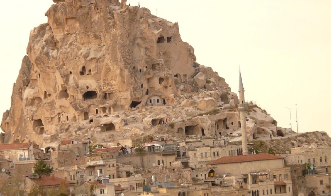 Nevşehir’de Siber Suç Operasyonu: 15 Gözaltı ve 500 Milyon Lira Para Hareketi Nevşehir'de gerçekleştirilen siber suç operasyonunda 15 kişi gözaltına alındı. Operasyonda