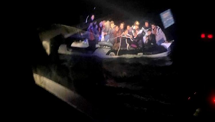 Sahil Güvenlik Operasyonları, düzensiz göçmenlerin kurtarılması ve yakalanması süreçlerini detaylandırıyor.