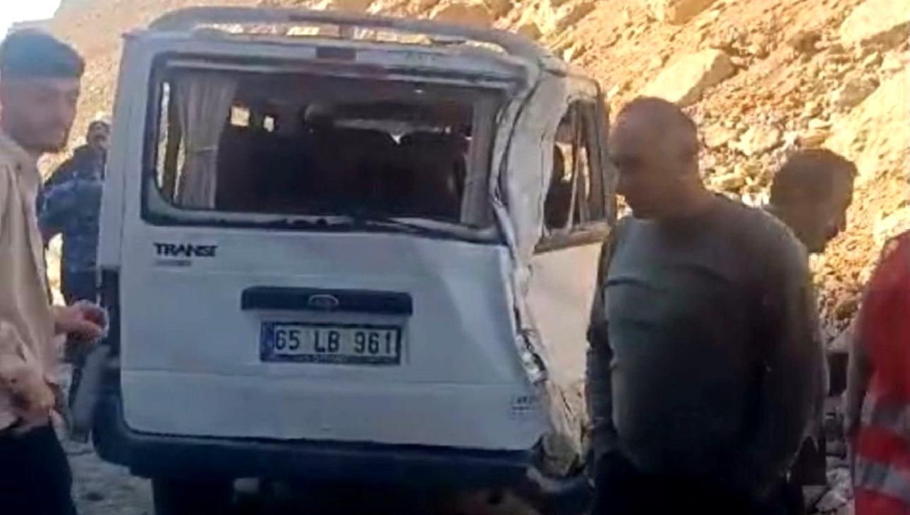 Şemdinli'de minibüse düşen kaya parçası olayı, yolcular arasında paniğe neden