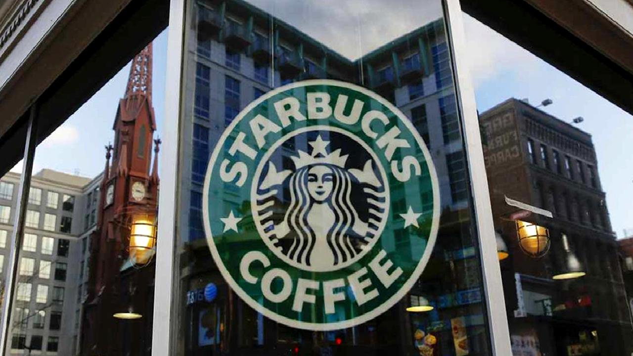 Starbucks'ın dördüncü çeyrek finansal sonuçlarını keşfedin. Şirketin karşılaştığı zorluklar, piyasa