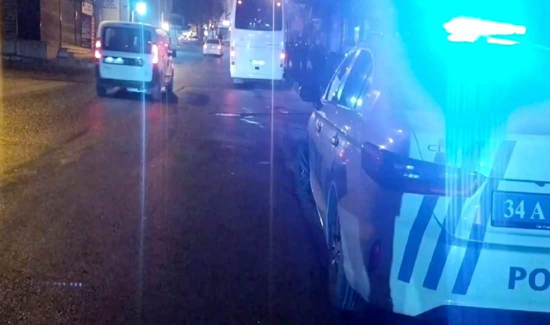 Sultanbeyli’de Silahlı ve Bıçaklı Kavga: İki Yaralı Sultanbeyli'de meydana gelen silahlı ve bıçaklı kavgada iki kişi yaralandı.