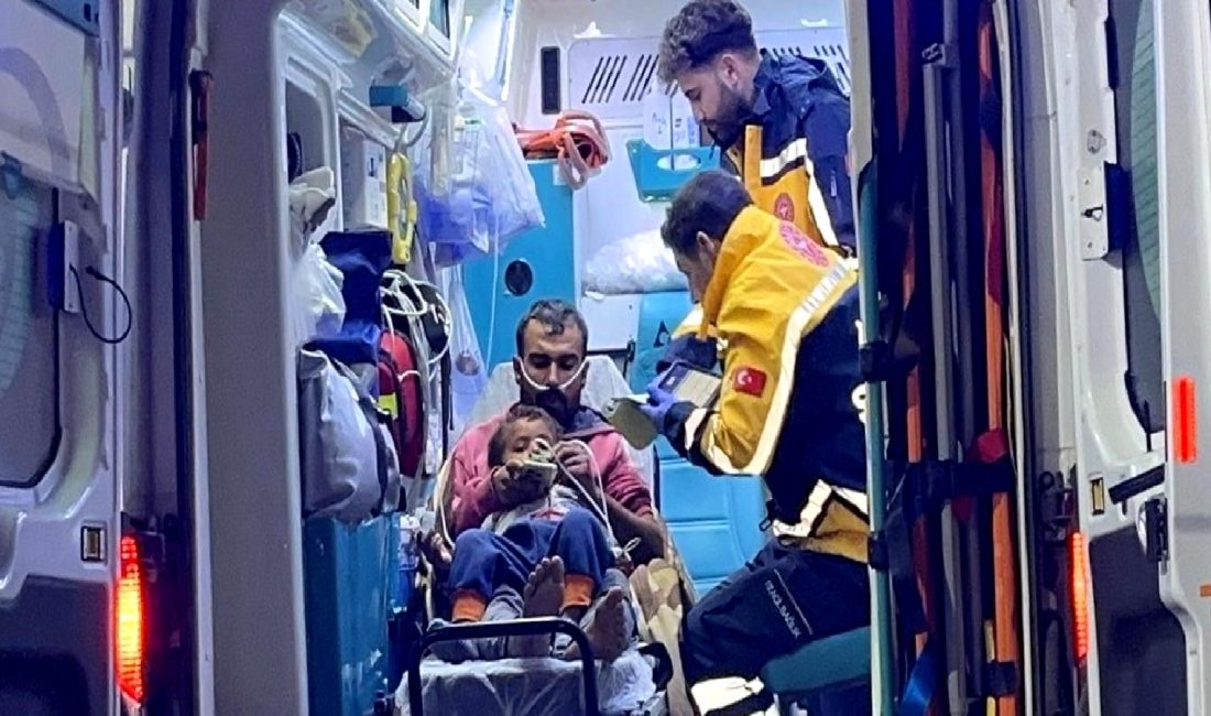 Tarım İşçileri Mangal Zehirlenmesi: 4 Kişi Hastaneye Kaldırıldı Tarım işçileri mangal zehirlenmesi nedeniyle hastaneye kaldırıldı. Olayın detayları ve