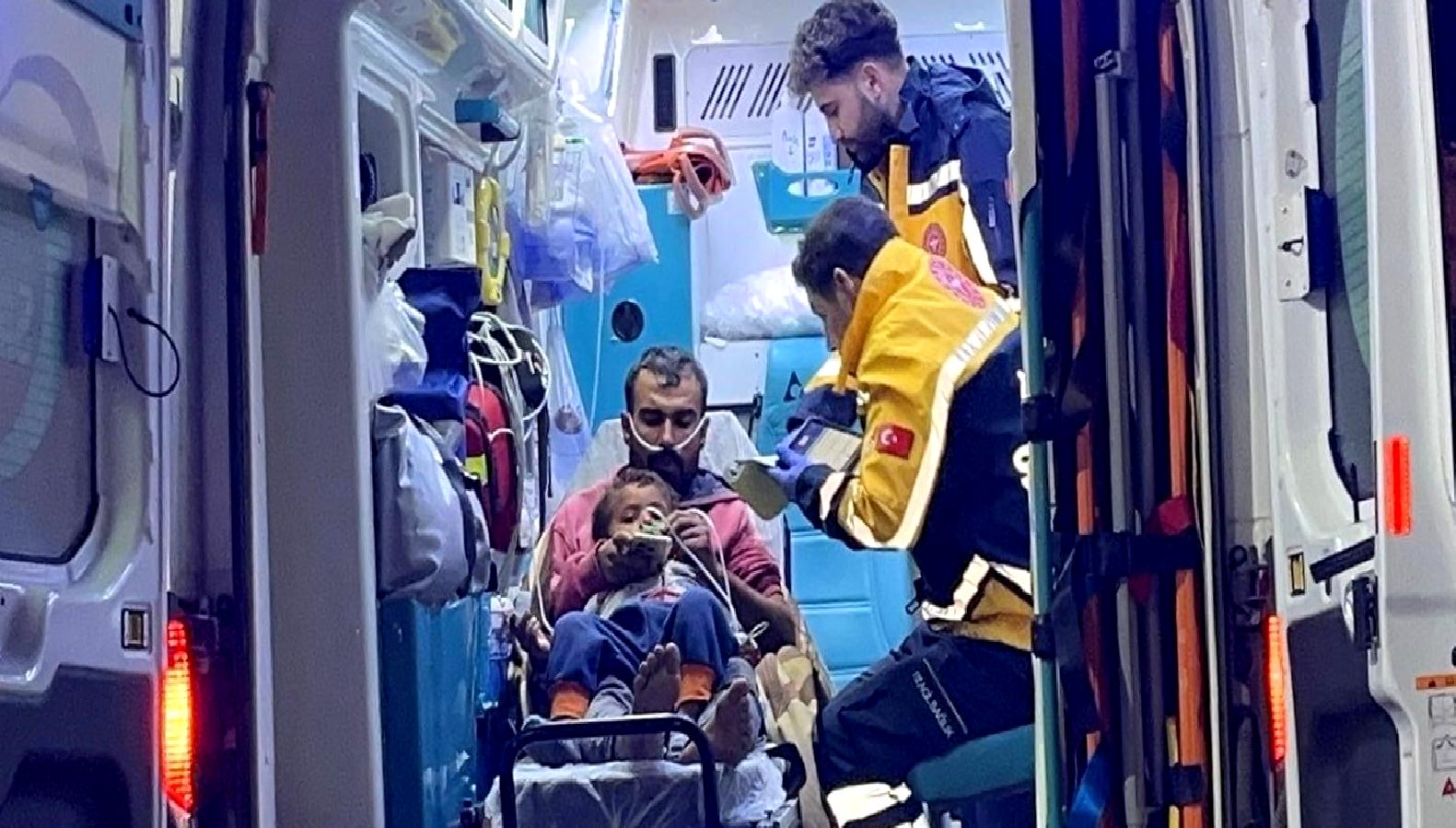 Tarım işçileri mangal zehirlenmesi nedeniyle hastaneye kaldırıldı. Olayın detayları ve