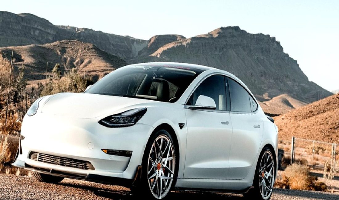 Tesla, Cybercab Robotaksisini Tanıttı: Yatırımcılar Endişeli Tesla, yeni Cybercab robotaksisini tanıtarak sürüş teknolojisinde devrim yaratmayı hedefliyor.