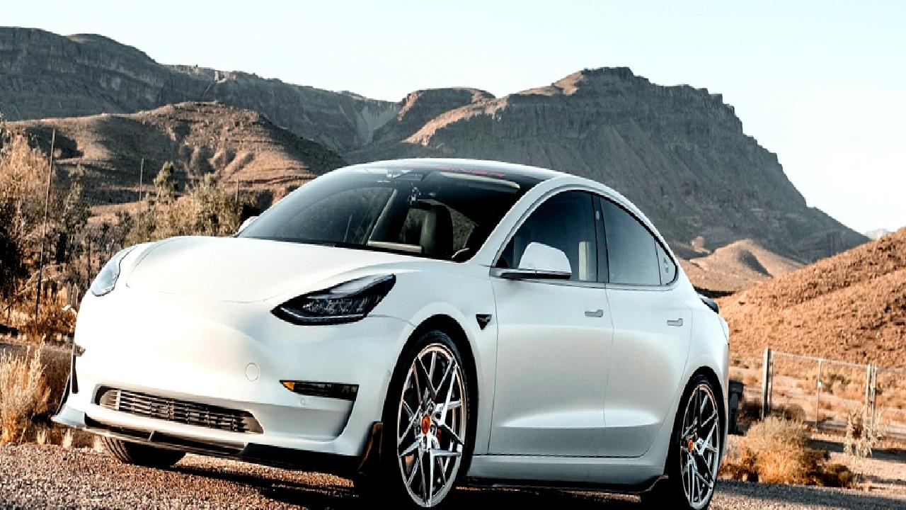 Tesla, yeni Cybercab robotaksisini tanıtarak sürüş teknolojisinde devrim yaratmayı hedefliyor.