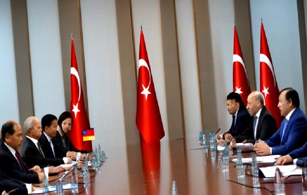 Ticaret Bakanı Ömer Bolat, Kırgızistan'da gerçekleştirdiği ziyaretle TDT toplantısına katıldı.