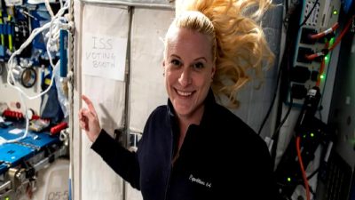 Uzayda oy kullanma süreci ve tarihçesi üzerine kapsamlı bir inceleme.