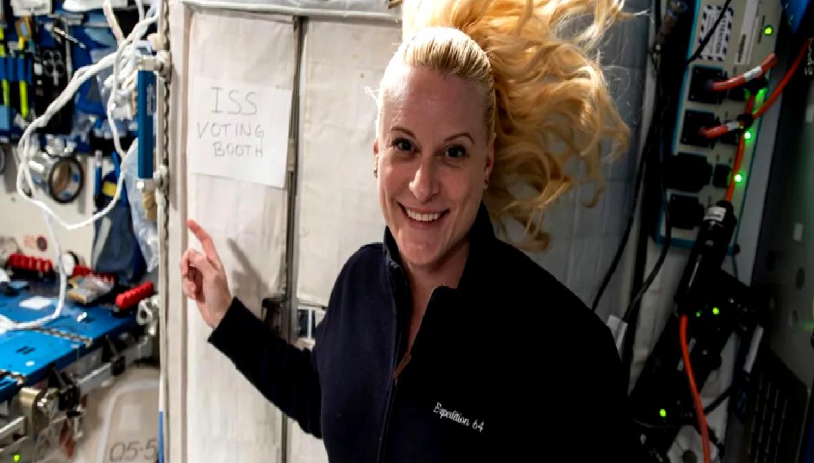 Uzayda oy kullanma süreci ve tarihçesi üzerine kapsamlı bir inceleme.