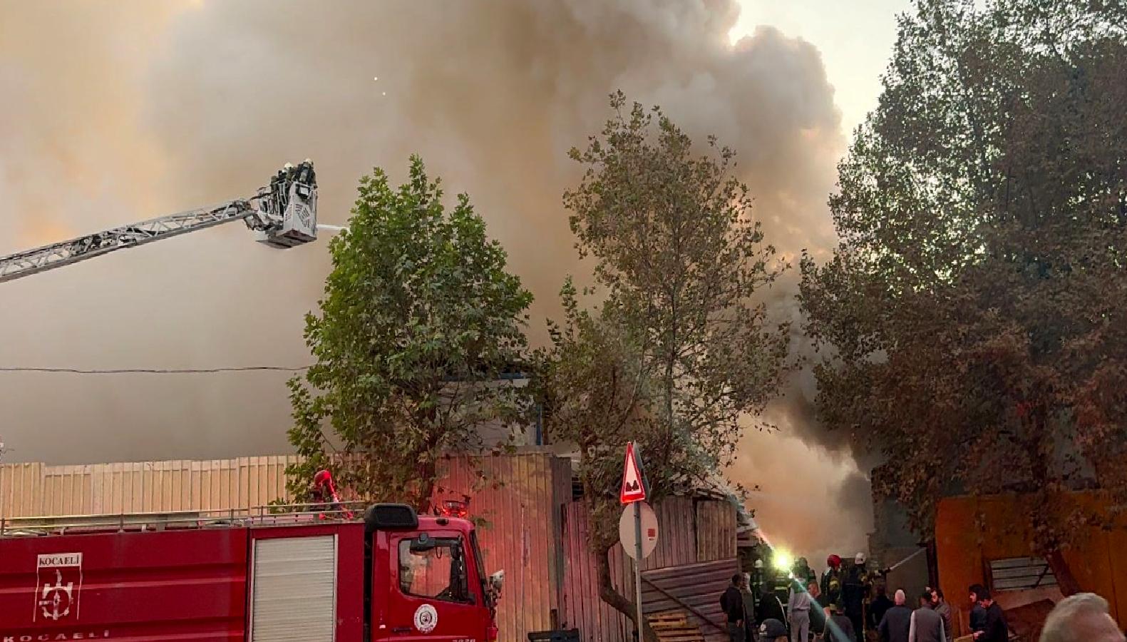 Adem Yavuz Mahallesi'nde çıkan büyük yangın, bölge halkında panik yarattı.