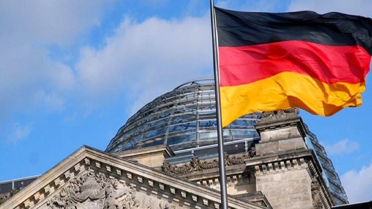 Almanya ekonomisini derinlemesine analiz eden bu içerikte, SVR'nin 2024-2025 büyüme