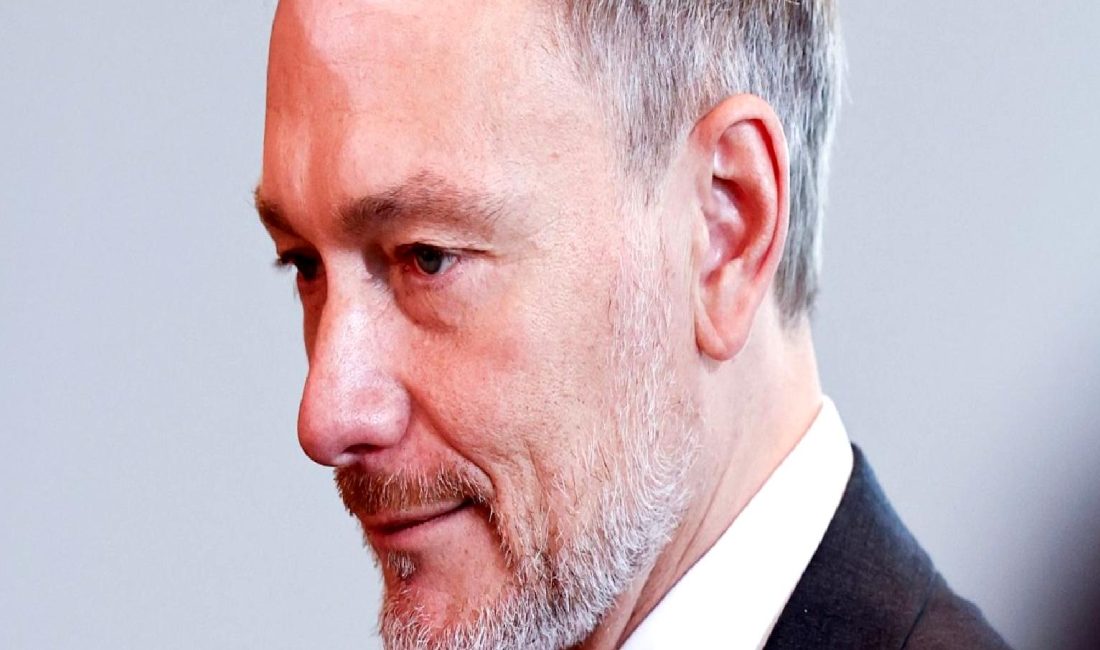 Almanya'da siyasi kriz derinleşiyor. Başbakan Olaf Scholz'un, Maliye Bakanı Christian