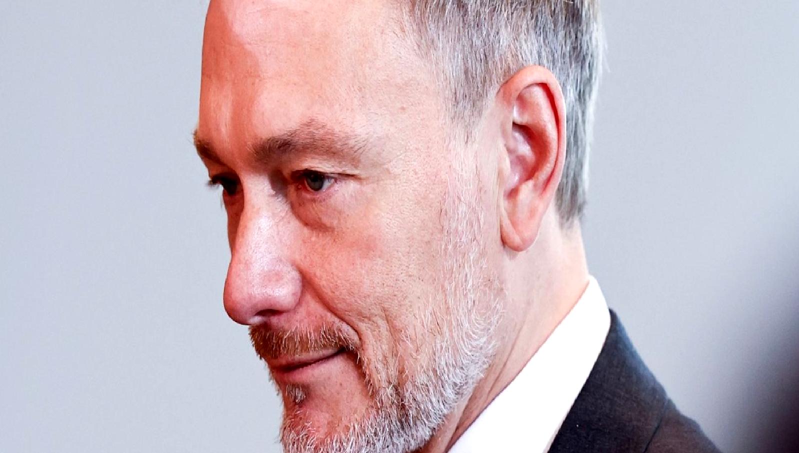 Almanya'da siyasi kriz derinleşiyor. Başbakan Olaf Scholz'un, Maliye Bakanı Christian