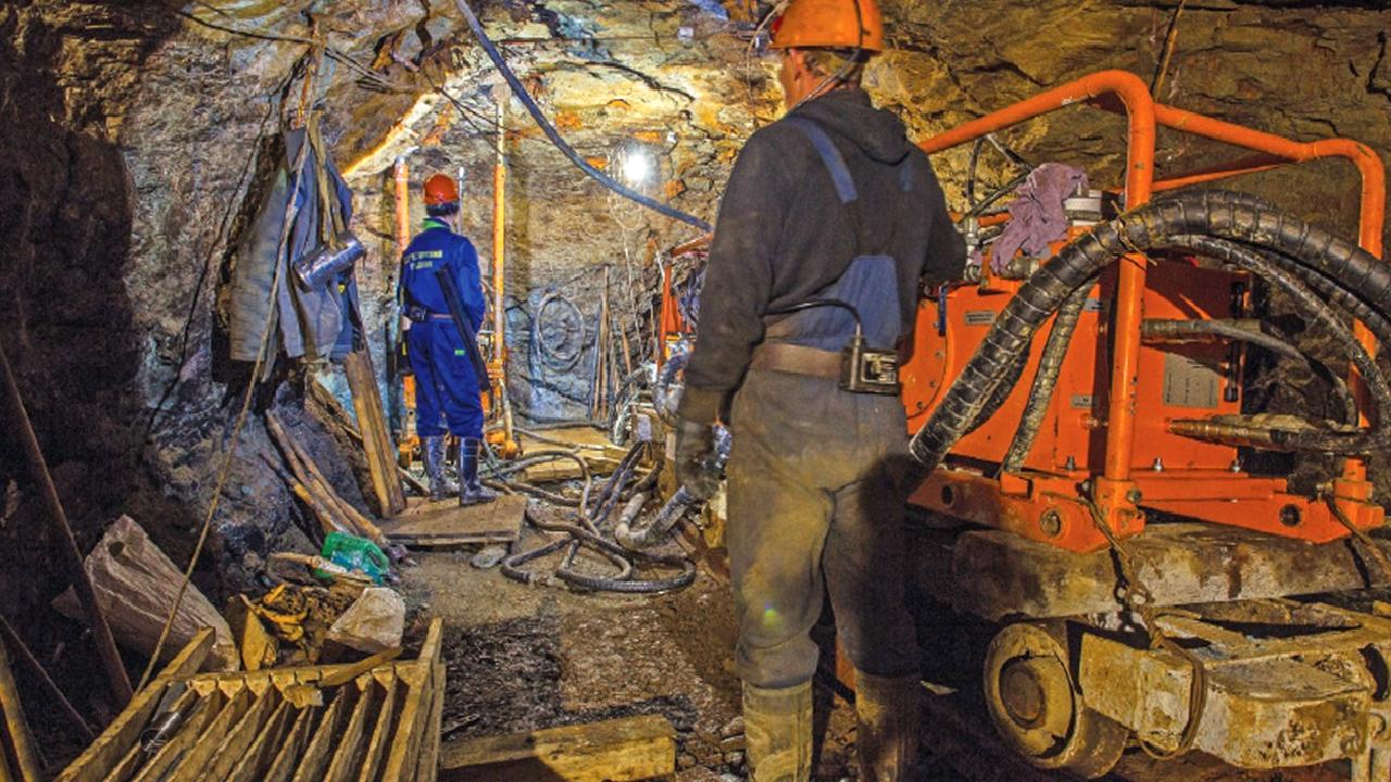 Azerbaycan'da altın arama faaliyetlerinin derinlemesine incelendiği bu yazıda, ülkenin ekonomik