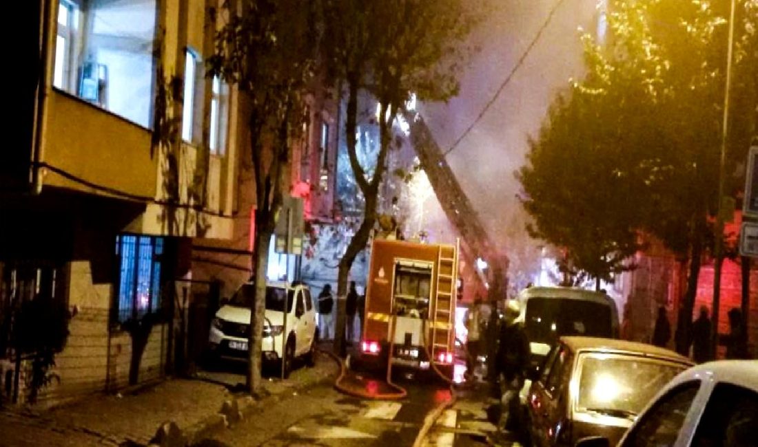 Bağcılar’da Gecekonduda Yangın Paniği Bağcılar'da bir gecekondu yangını paniğe neden oldu. Olay anında yaşananlar,