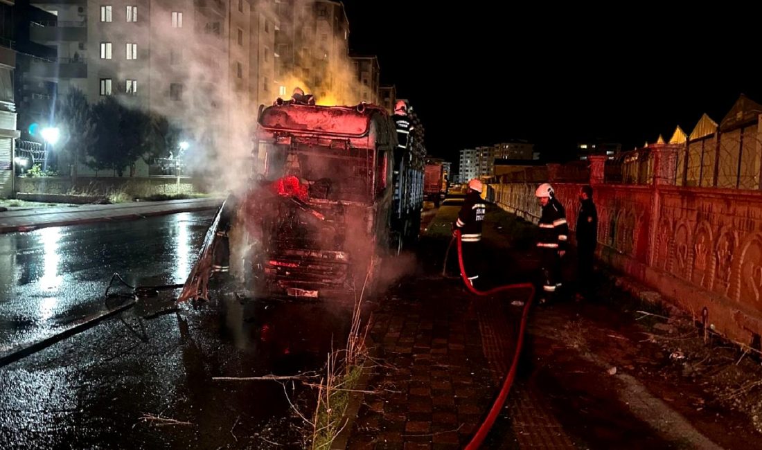 Bağcılar’da Park Halindeki TIR Yangını Bağcılar'da park halindeki bir TIR'da çıkan yangın paniğe neden oldu.