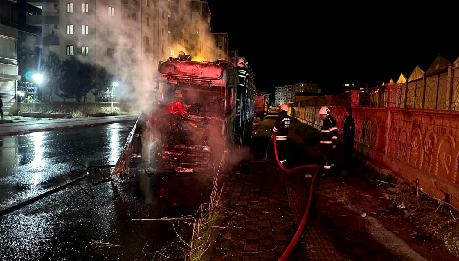 Bağcılar'da park halindeki bir TIR'da çıkan yangın paniğe neden oldu.