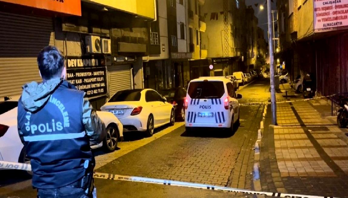 Bağcılar'da meydana gelen silahlı saldırıda iki kişi yaralandı. Olay anı