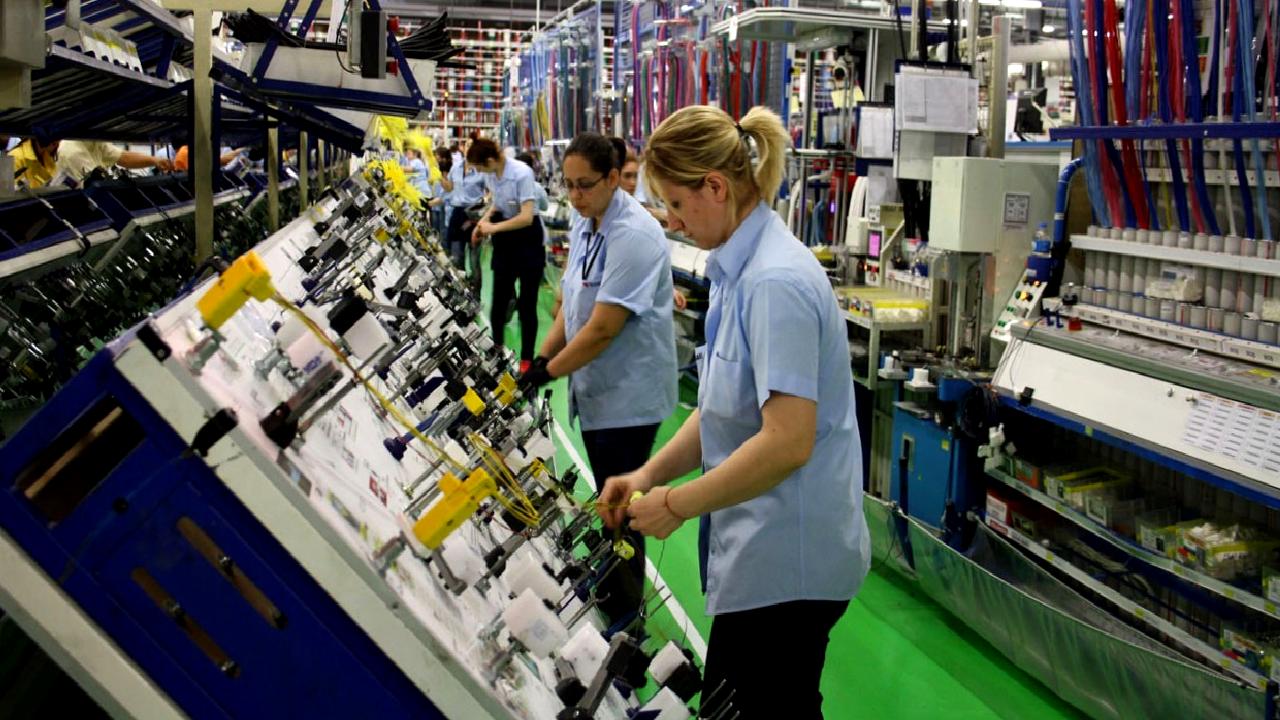 Bakan Vedat Işıkhan, Rize'de düzenlenen Çalışma Hayatı Buluşmaları Programı'na katılarak